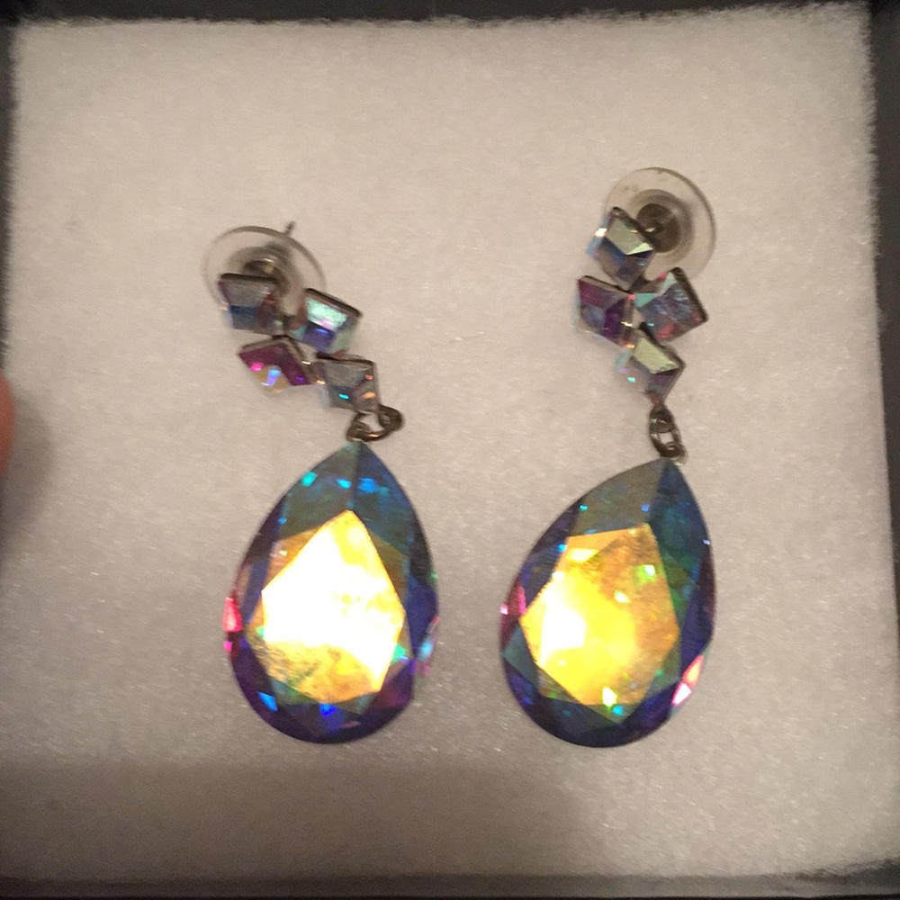 Wore once for prom very nice earrings